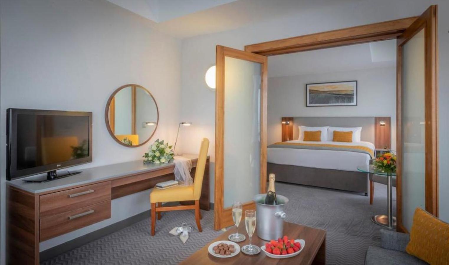 Maldron Hotel Tallaght Exteriör bild
